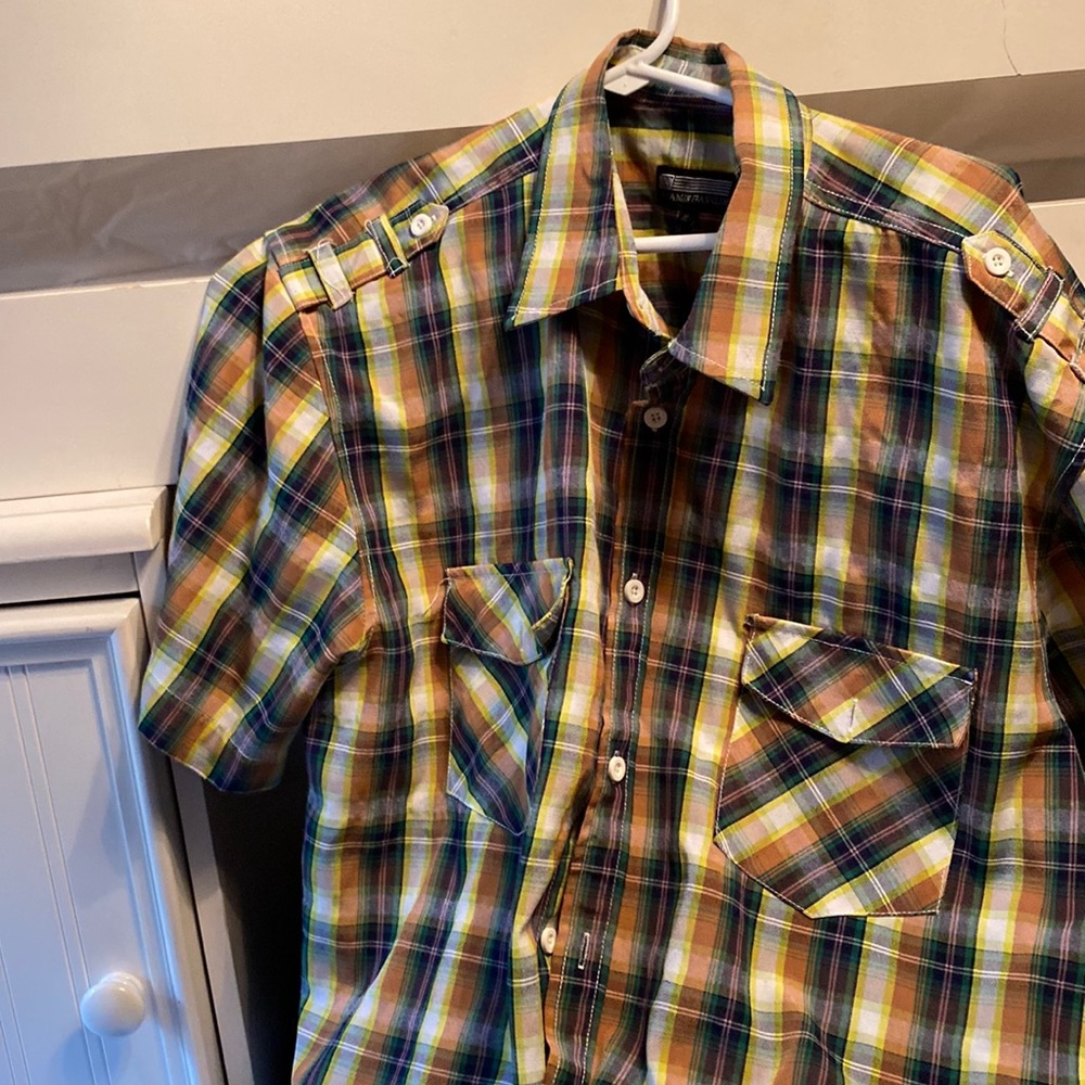 A men’s extra large short sleeve dress shirt